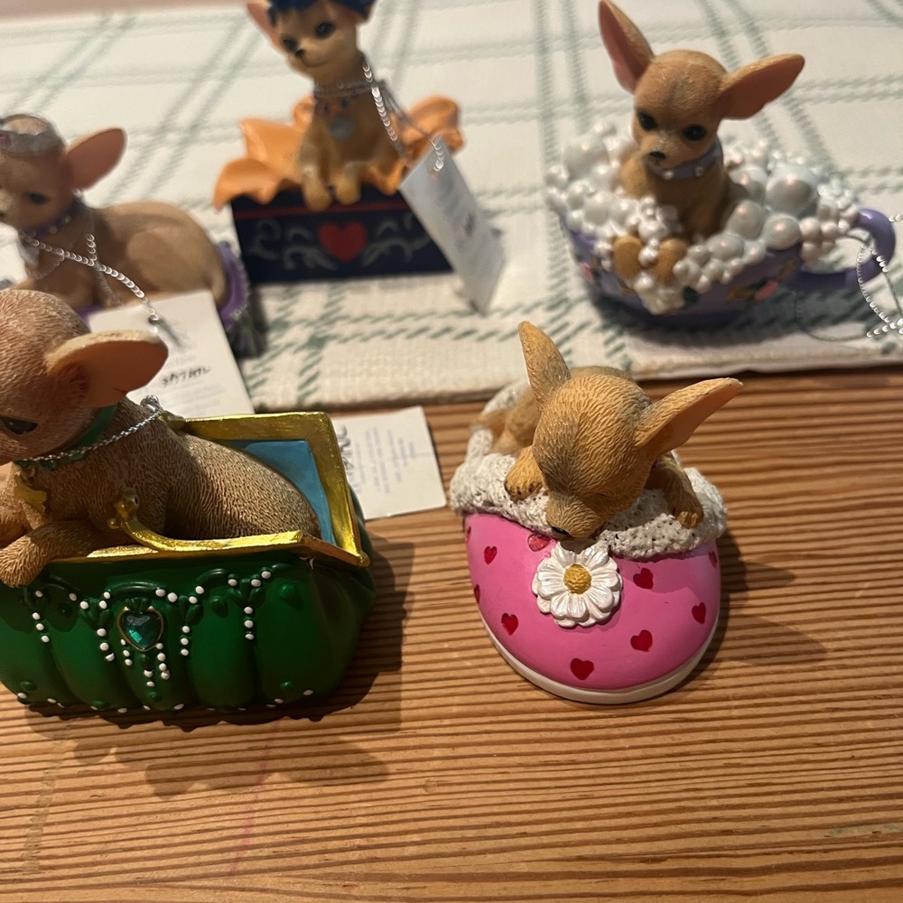 Hamilton collection Chihuahua Figurine Set - Green, Pink, Gold - Picture 2 of 11